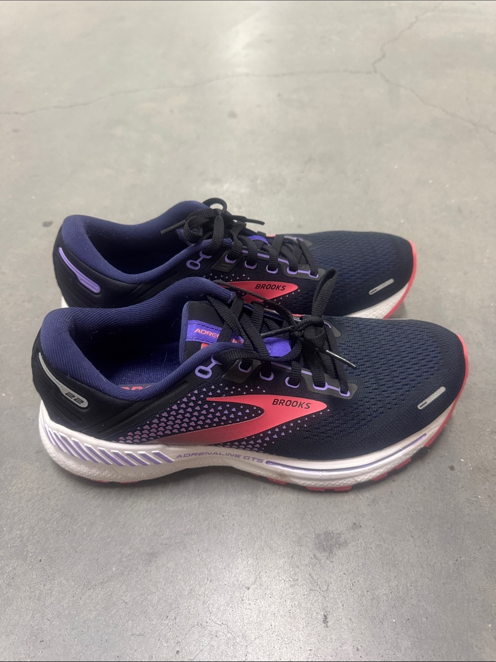 Like new. BROOKS ADRENALINE GTS 22 WOMENS SNEAKERS BFPM-09-193, 8.5